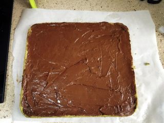 19、抹茶蛋糕卷,涂抹好。这步不用绝对光滑。差不多就行了！因为是夹心卷起来看不见。哈哈