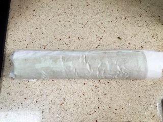 20、抹茶蛋糕卷,卷起。这步如果是新手要小心了。失败你就前功尽弃了。起码外貌肯定失败了。真的不会可以借助擀面杖帮帮忙。卷好的蛋糕放入冰箱冷藏。