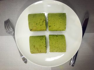 21、抹茶蛋糕卷,一般冷藏个半小时就可以定型了。取出切成小段。