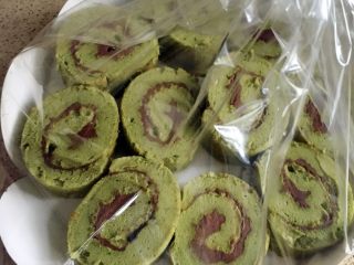 22、抹茶蛋糕卷,多个平放图吧。打包咯。这次赶时间切的时候太快了。切面都有坑坑了。不开心????