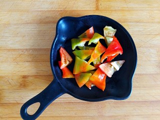 7、热恋的味道之辛辣千叶豆腐,尖椒切三角块（我故意选的红绿相间的）