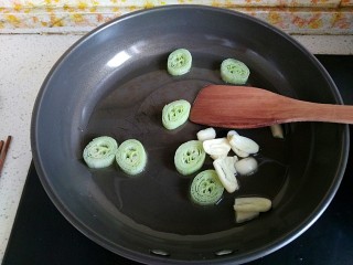 11、热恋的味道之辛辣千叶豆腐,倒入葱段，蒜片煸炒出鲜味