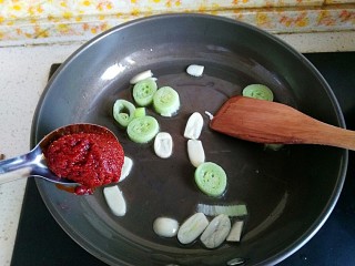 12、热恋的味道之辛辣千叶豆腐,倒入两勺辣妹子炒匀