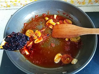 13、热恋的味道之辛辣千叶豆腐,倒入两勺老干妈炒匀炒香