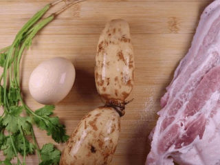 1、五花肉拿来这样做,比红烧肉还要好吃百倍!,准备食材:香菜、五花肉、鸡蛋、莲藕、淀粉。配料:盐、油、番茄酱、白砂糖、白醋、生抽。