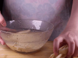 3、五花肉拿来这样做,比红烧肉还要好吃百倍!,接着我们将切好的藕条放如水中浸泡(防止藕条氧化变黑)