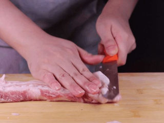 5、五花肉拿来这样做,比红烧肉还要好吃百倍!,改刀将五花肉切成长条的片(厚一些也没关系),买五花肉时选择方块的,洗净后放入冰箱冷冻后拿出来切片更容易哦。