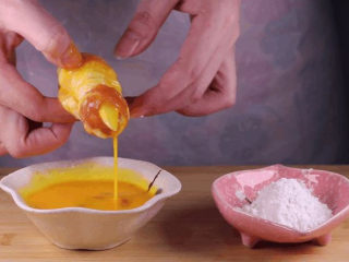 9、五花肉拿来这样做,比红烧肉还要好吃百倍!,接下来将肉卷过2关,先过一遍蛋液。