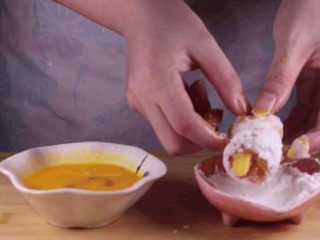 10、五花肉拿来这样做,比红烧肉还要好吃百倍!,然后过一遍淀粉。