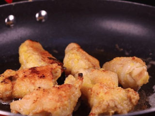 12、五花肉拿来这样做,比红烧肉还要好吃百倍!,煎至两面焦黄五花肉的油逼出即可出锅备用。