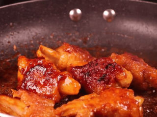 16、五花肉拿来这样做,比红烧肉还要好吃百倍!,15分钟出锅装盘,淋上酱汁,撒上香菜即可。后大火收汁即可出锅。