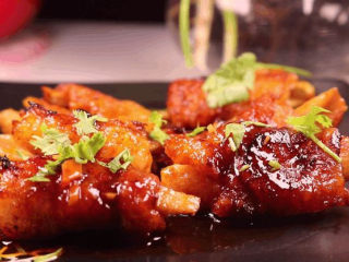 17、五花肉拿来这样做,比红烧肉还要好吃百倍!,出锅装盘,淋上锅里的酱汁,撒上香菜上桌。