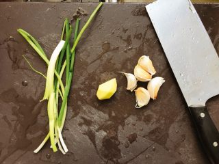 1、油焖大虾,葱姜蒜准备