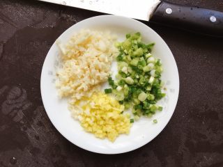 2、油焖大虾,把葱姜蒜都切碎备用