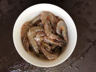 3、油焖大虾,鲜虾剪去虾须，开背取出虾线，备用