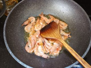 4、油焖大虾,锅中倒入多一点的油，把虾倒入炸至变色