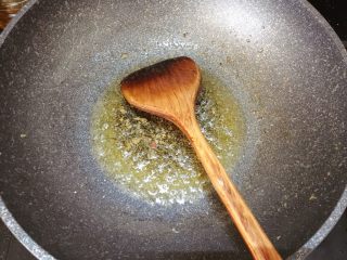 5、油焖大虾,把虾和一半的油捞起，锅中剩一半油