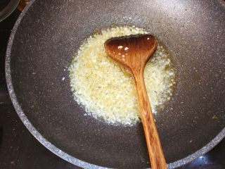 6、油焖大虾,倒入姜蒜末，爆香