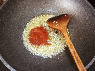 7、油焖大虾,加入两茶匙番茄酱