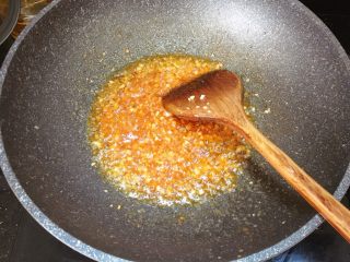 8、油焖大虾,锅内炒匀即可