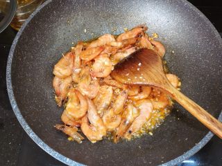 9、油焖大虾,倒入之前炸过的虾，翻炒均匀