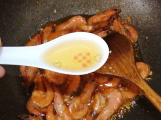 10、油焖大虾,加入两茶匙料酒
