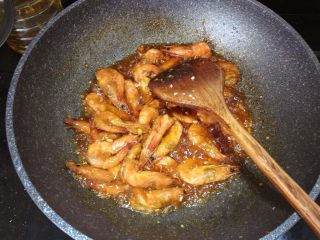 12、油焖大虾,大火不断翻炒