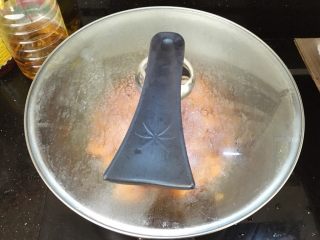 13、油焖大虾,盖上盖子开小火焖一下