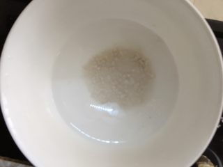 14、油焖大虾,这时取一碗，加入5g干淀粉和适量水，搅拌均匀