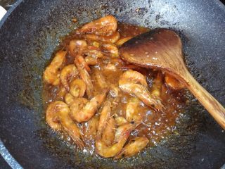 15、油焖大虾,开盖倒入淀粉水勾芡收汁