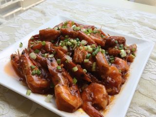 16、油焖大虾,盛盘撒上葱花即可