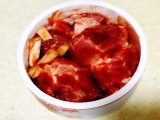7、浅湘食光&蜜汁叉烧,酱料倒入梅花肉，放冰箱腌制12-24小时，中途翻面