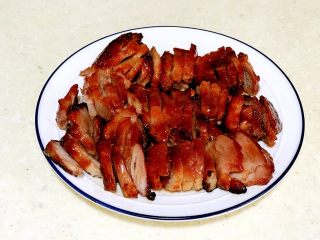 15、浅湘食光&蜜汁叉烧,切片摆盘，如果觉得味道淡，可在剩余酱料中加叉烧酱，水，浇沸淋在上面