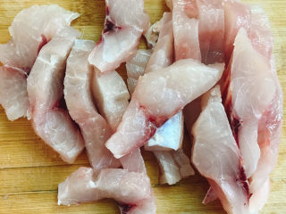 3、香辣草鱼,切成厚片