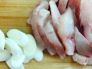 4、香辣草鱼,大葱切厚片，草鱼切厚片。