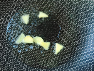 5、香辣草鱼,我烧热后放入花生油，下姜片