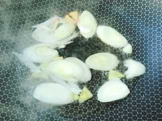 6、香辣草鱼,这下大葱片