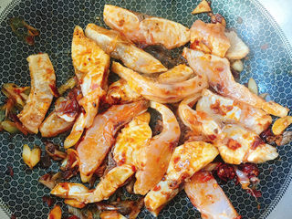 11、香辣草鱼,稍微炸一下。