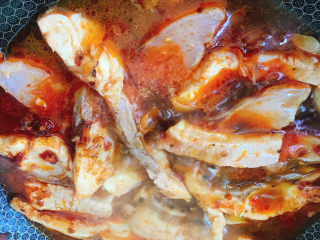 12、香辣草鱼,大火烧开放酱油、白糖、花椒粉和盐。