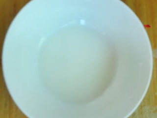 14、香辣草鱼,加入少许清水调匀