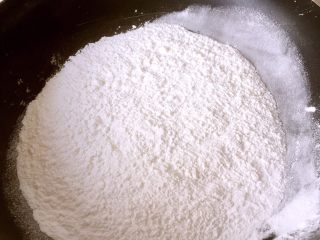 1、玫瑰芝士流心月饼,手粉:小火加热不粘锅,倒入适量糯米粉