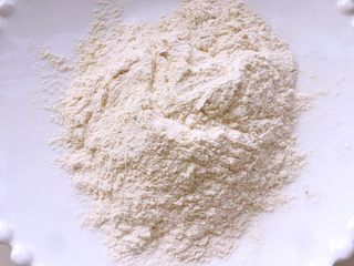 2、玫瑰芝士流心月饼,炒制微微发黄后盛出备用(可以多炒一点存起来,以后用就不用再炒啦)