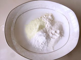 3、玫瑰芝士流心月饼,把冰皮材料:糯米粉、粘米粉、澄粉、奶粉混合均匀