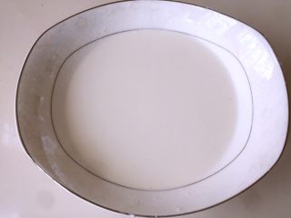 4、玫瑰芝士流心月饼,牛奶分次加入粉中,搅拌均匀至无干粉