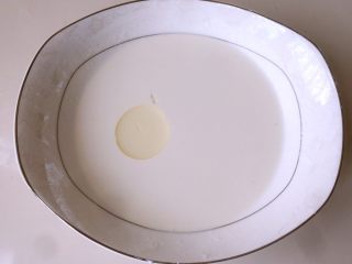 5、玫瑰芝士流心月饼,倒入玉米油继续搅拌