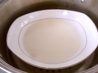 7、玫瑰芝士流心月饼,大火烧开水后,放入面糊,蒸25min左右