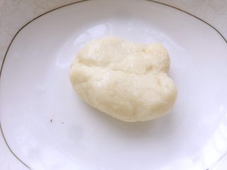 8、玫瑰芝士流心月饼,用手把浮出的油揉进面团,面团揉光滑后包上保鲜膜放入冰箱冷藏备用