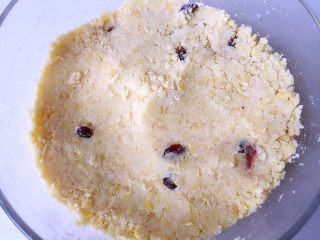 11、玫瑰芝士流心月饼,蒸好的绿豆用勺子碾碎成绿豆沙