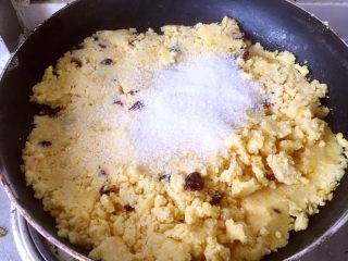 12、玫瑰芝士流心月饼,小火加热不粘锅,倒入玉米油、绿豆沙、白糖炒干