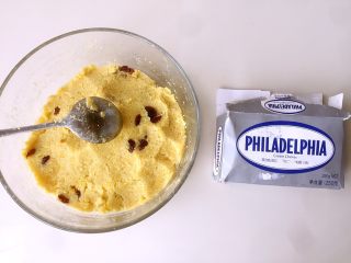 13、玫瑰芝士流心月饼,炒好的绿豆沙拿出,放入奶酪搅拌均匀